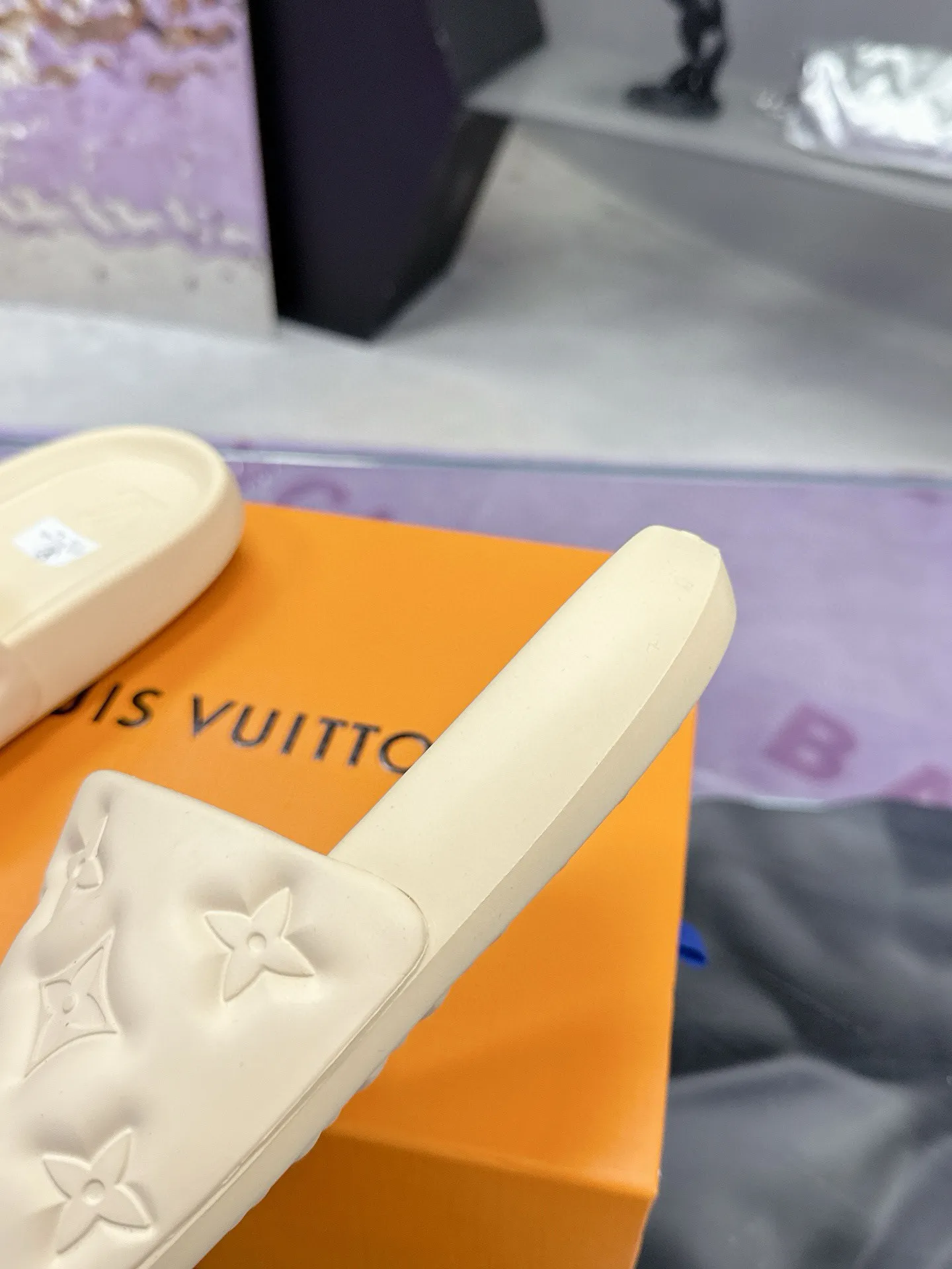 Factory price: 260💰【𝐋𝐕 Slippers】▪️Shoe size: Men's 38-45 ▪️Packaging: Counter top quality~original packaging 𝟐𝟎𝟐3 Louis Vuitton counter's new embossed slippers, L's monogram embossed slippers, Waterfront sandals are back, the upper buckle is embossed with LV's iconic Monogram pattern. Made of waterproof rubber with a comfortable and resilient insole. The lightweight, flexible outsole is embossed with the Louis Vuitton logo. ▪️Fabric: Original molded rubber foam surface ▪️Technology: embossed logo ▪️Sole: Original molded rubber foam outsole ▪️Sole thickness: 3CM.